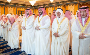 ولي العهد يؤدي صلاة عيد الفطر مع جموع المصلين في المسجد الحرام