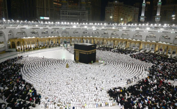 جموع المصلين بالمسجد الحرام يؤدون صلاة العشاء والتراويح والتهجد ليلة الواحد والعشرين من شهر رمضان المبارك