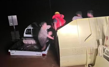 إنقاذ 3 أشخاص احتُجِزوا بمركبتهم داخل سيل في رياض الخبراء