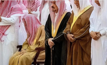 أمير منطقة الرياض يؤدي صلاة الميت على “عبدالرحمن بن عبدالله بن عبدالرحمن آل سعود”