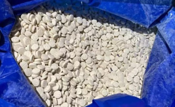 دوريات الأمن بجدة تقبض على مقيمين بحوزتهما أمفيتامين