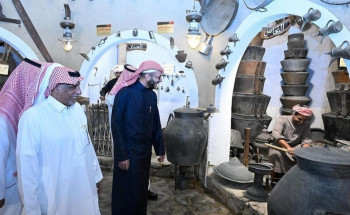 محافظ الطائف يزور متحف الشريف التراثي