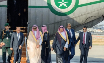 رئيس مجلس القيادة الرئاسي اليمني يصل جدة للمشاركة في القمة العربية 32