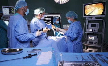 مستشفى سليمان الحبيب بالتخصصي يُنهي معاناة ستيني من ورم نادر بالبطن بحجم 31 سم