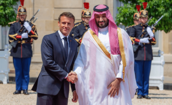 ولي العهد يصل قصر الإليزيه وفي مقدمة مستقبليه فخامة رئيس الجمهورية الفرنسية