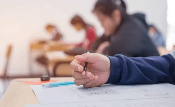 حتى لا تزيد توتر ابنك أثناء الاختبارات.. رسالة من “الصحة” للمربّين