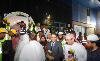 بحضور القنصل الهندي بالمملكة: “رواف منى” تستقبل “4000 حاج” من الهند بالهدايا وماء زمزم