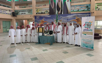 طلاب في وادي الدواسر يكرمون معلمهم قبل 33 عاماً في يوم تقاعده