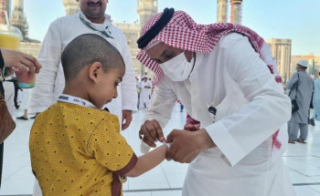 “شؤون الحرمين” توزع أساور معصم اليد للزائر الصغير في المسجد الحرام
