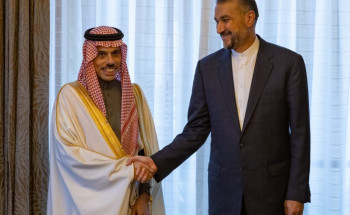 وزير الخارجية يلتقي وزير الخارجية الإيراني