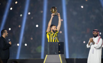 كريم بنزيما يرفع الكرة الذهبية فى الجوهرة المشعة أمام جماهير الاتحاد