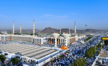 ضيوف الرحمن يتوافدون إلى صعيد عرفات لأداء ركن الحج الأعظم