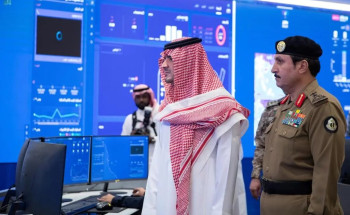 سمو الأمير عبدالعزيز بن سعود يقف على سير العمل في مركز القيادة والسيطرة لأمن الحج بمقر الأمن العام في مشعر منى