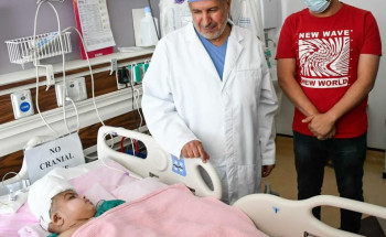 الدكتور الربيعة يطمئن على صحة التوأم السيامي المصري “سلمى و سارة” بعد أسبوعين من فصلهما