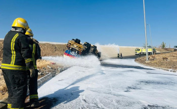إصابة قائدها ونقله للمستشفى.. “مدني المدينة” يباشر حادث انقلاب ناقلة وقود