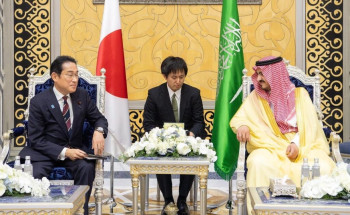 رئيس وزراء اليابان يصل إلى جدة