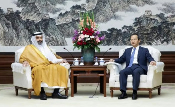 لبحث تعزيز الشراكة التقنية.. “السواحة” يلتقي عمدة بكين ومسؤولين حكوميين صينيين