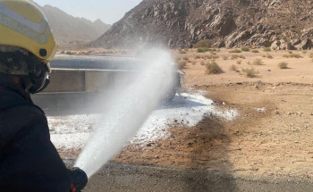الدفاع المدني يباشر حادثتي انقلاب حافلة وقود بضباء وحريقاً بمصنع في الرياض