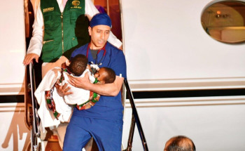 إنفاذًا لتوجيهات خادم الحرمين الشريفين ولي العهد.. وصول التوأم السيامي التنزاني “حسن وحسين” إلى الرياض