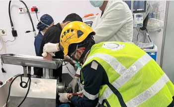 فرق الإنقاذ بـ”مدني الرياض” تتمكن من تحرير شخص علقت يده في فرامة