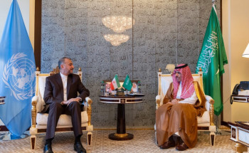 وزير الخارجية يلتقي وزير الخارجية الإيراني