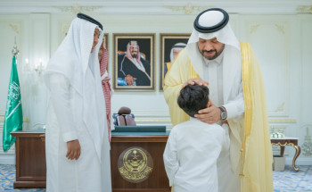 أمير الحدود الشمالية يستقبل زوج وأبناء المعلمة المتوفية داخل الفصل الدراسي