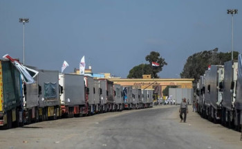 بدء عبور شاحنات المساعدات الإنسانية من معبر رفح إلى قطاع غزة