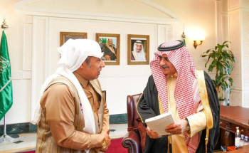 أمير تبوك يتسلم نسخة من كتاب “مقابلة مع سفينة نوح” للكاتب أحمد العرفج