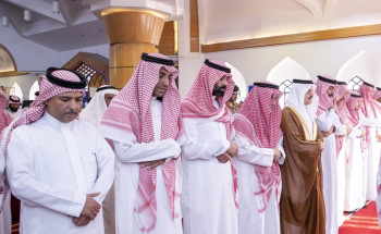 أمير الشرقية يؤدي صلاة الجنازة على “نورة بنت سعود”