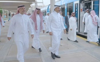 وزير النقل يقف على تجارب القطار الهيدروجيني عبر رحلة في قطار “سار”