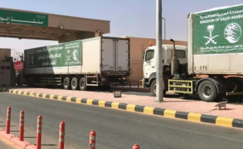 42 شاحنة مقدَّمة من “إغاثي الملك سلمان” تعبر منفذ الوديعة متوجهة إلى محافظات يمنية عدة