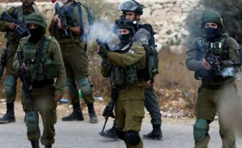 قوات الاحتلال تحتجز جثمان فلسطيني في جرافة والجنود يلتقطون “سيلفي” معه