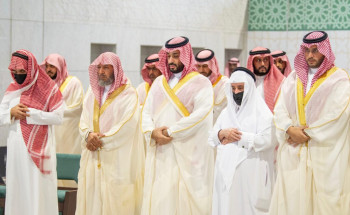 ولي العهد يؤدي صلاة الميت على الأمير ممدوح بن عبدالعزيز بالمسجد الحرام