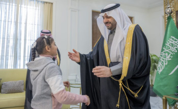 أمير الحدود الشمالية يستقبل مدير الموارد البشرية بالمنطقة وعددًا من المتطوعين والأشخاص ذوي الإعاقة