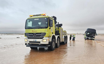 “مدني بريدة” ينقذ 9 أشخاص احتُجزوا في سيل داخل حافلة