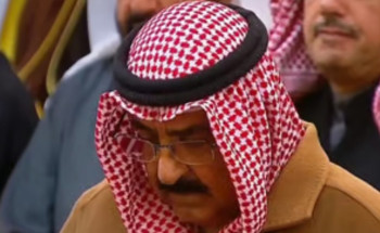أمير الكويت يؤدي صلاة الميت على الشيخ نواف الأحمد الجابر الصباح