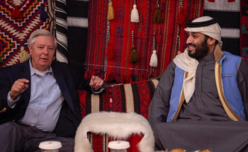 ولي العهد يجتمع مع السيناتور الأمريكي ليندسي غراهام