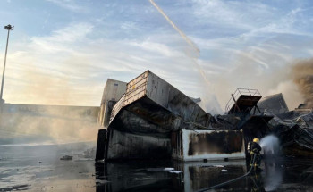 ميناء الدمام.. الدفاع المدني يواصل جهوده لإخماد”حريق الحاويات”