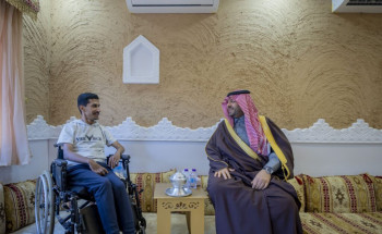 الأمير فيصل بن خالد بن سلطان يزور مواطن برفحاء أصيب بشلل رباعي جراء حادث مروري ويوجه بعلاجه