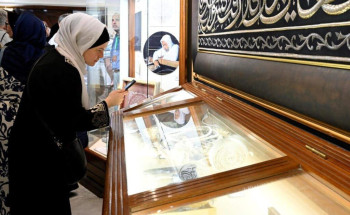 ضيوف برنامج خادم الحرمين الشريفين يزورون مصنع كسوة الكعبة المشرفة