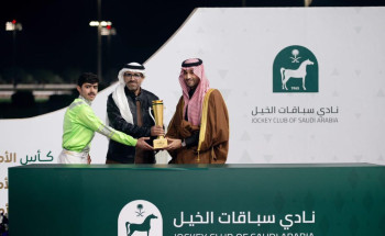 الأمير متعب بن مشعل بن بدر يسلّم كأس إمارة الجوف للفروسية