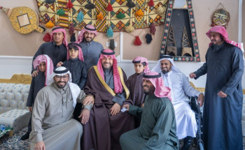 أمير الحدود الشمالية يزور مواطنَين بمنزليهما في رفحاء من ذوي الإعاقة