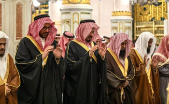 أمير منطقة المدينة المنورة يؤدي صلاة الميت على الشيخ عبدالعزيز الفالح رحمه الله