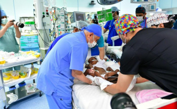 إنفاذًا لتوجيهات القيادة الرشيدة.. بدء عملية فصل التوأم السيامي النيجيري “حسنة وحسينة”