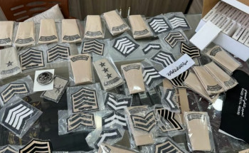 ضبط رتب وأنواط عسكرية وشعارات مخالفة في محال للملابس العسكرية بالرياض
