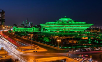 مباني “الداخلية” وقطاعاتها الأمنية تكتسي بالأخضر احتفاءً بيوم التأسيس