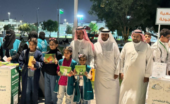 مبادرة القراءة المتجولة تحصد اكثر من 200 زائر في يومها الأول