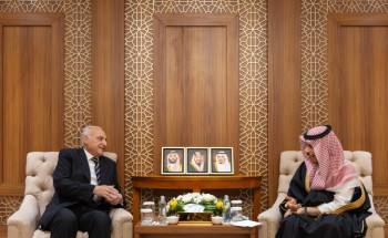 وزير الخارجية يلتقي وزير خارجية الجزائر