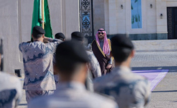 أمير الحدود الشمالية يشهد العرض العسكري بمناسبة يوم العلم