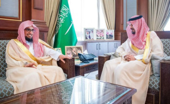 أمير منطقة المدينة المنورة يستقبل مساعد رئيس محكمة الاستئناف الإدارية بالمدينة